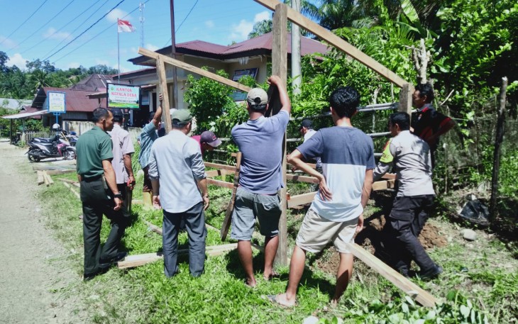 Bhabinkamtibmas Polsek Pino, Gotong Royong Bersama Warga Membangun Pos Kamling