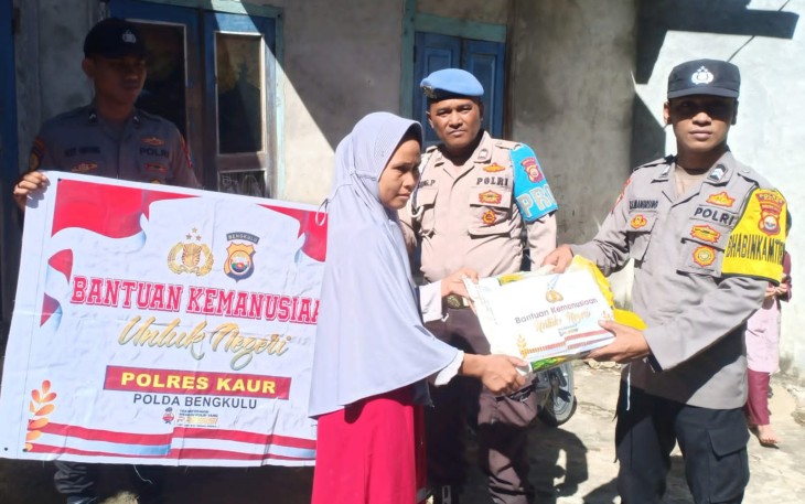 Warga Desa Talang Marap Terima Bansos dari Polsek Tanjung Kemuning