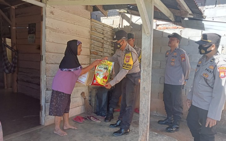 Melalui Program Bantuan Kemanusiaan Untuk Negeri Personel Polsek Ketahun Distribusikan Bansos Untuk Masyarakat