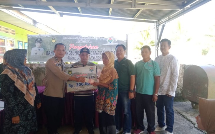 Bhabinkamtibmas Polsek Pino, Kawal Penerimaan BLT-DD Desa Sebilo  Kecamatan Pino