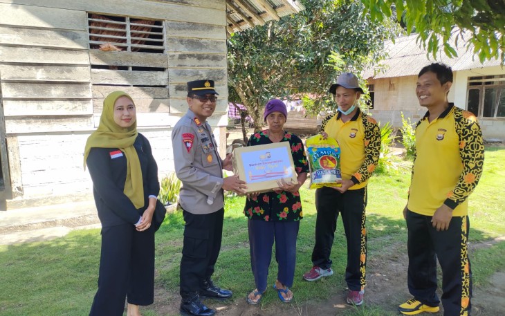 Kapolsek Putri Hijau Berserta Jajaran Salurkan Bansos Kepada Masyarakat