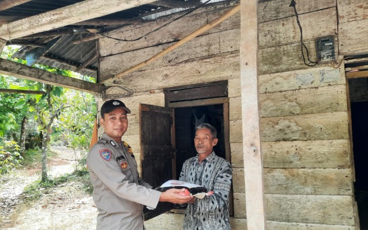 Petani Warga Desa Tri Tunggal Terima Bansos dari Polsek Muara Sahung