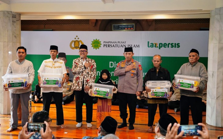 Kerjasama Bareng PP Persis, Kapolri Salurkan 30 Ribu Sembako ke Warga yang Membutuhkan