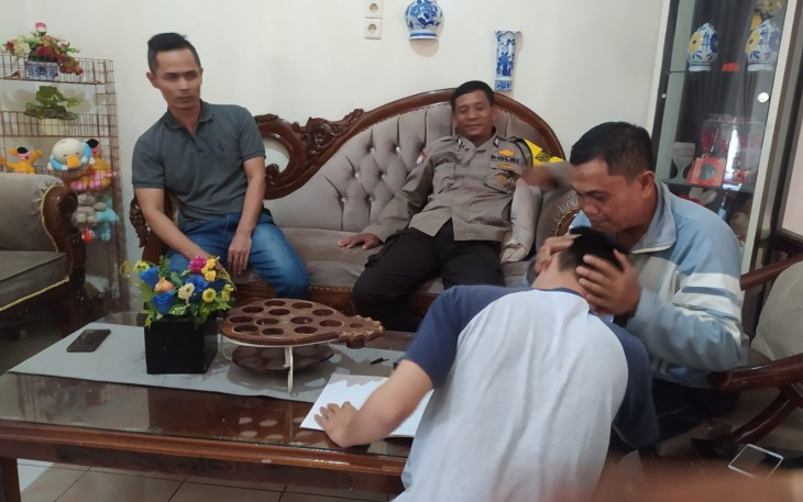 Anak dan bapak tiri berdamai