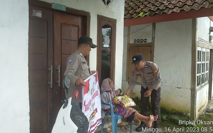 Lansia 82 Tahun Terima Bansos dari Polsek Kaur Tengah