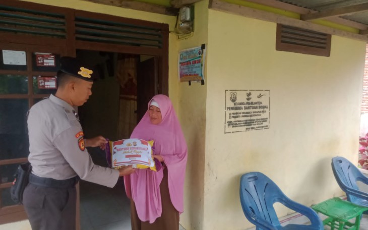 Polsek Kaur Selatan Salurkan Bansos ke Warga Desa Sukaraja