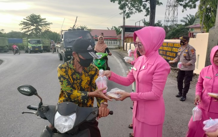 Polsek Ketahun Bagi Takjil Pada Masyarakat