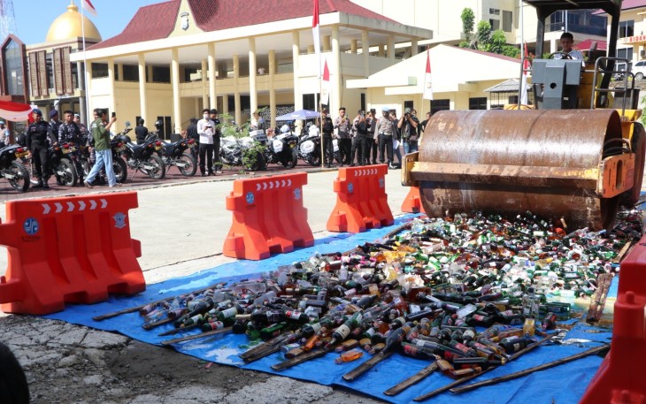 Seluma - Usai memimpin dan menggelar Apel Gelar Pasukan Ops Ketupat Nala 2023, Kapolres Seluma Polda Bengkulu AKBP Arif Eko Prastyo. S.I.K, M.H., didampingi Forkopimda melakukan pemusnahan barang bukti hasil Operasi Pekat Nala 2023. Pemusnahan barang bukti tersebut dilaksanakan di halaman Mapolres Seluma, Senin (17/4/2023)  Kapolres  Seluma AKBP Arif Eko Prastyo. S.I.K, M.H. yang didampingi Forkopimdan, PJU Polres dan beberapa Kepala OPD mengatakan pemusnahan barang bukti hari ini merupakan hasil dari Opera