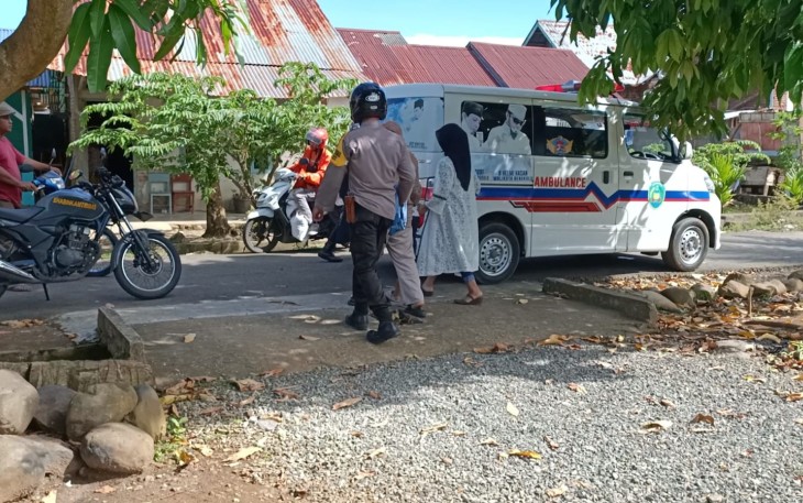 Bersama Lurah dan Ka Puskesmas, Bhabinkamtibmas Kandang Bantu Korban Anjing Liar ke RSHD Kota Bengkulu