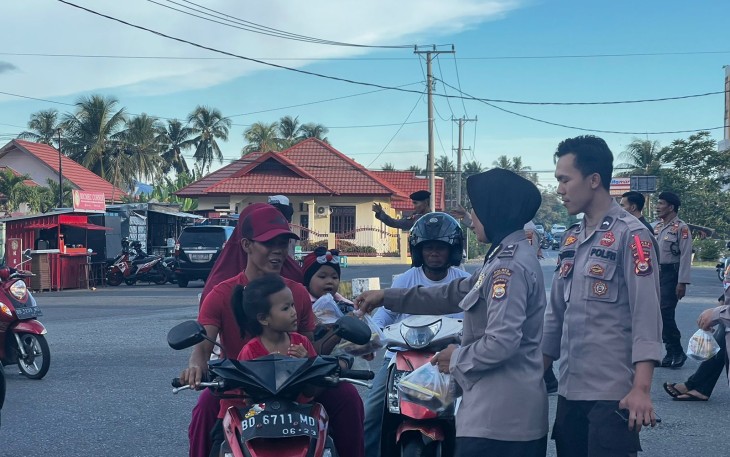 Polres Bengkulu Selatan Berbagi Takjil 