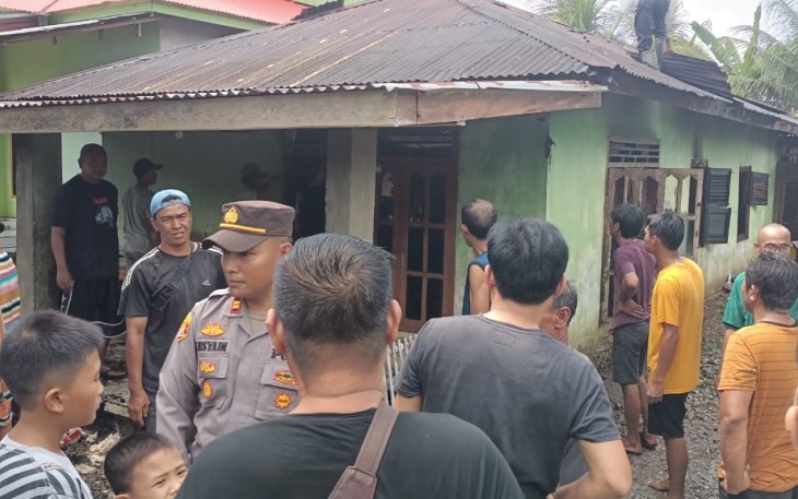 Polsek Seginim Bantu Padamkan Kebakaran Rumah Warga Desa Tanjung Beringin Kecamatan Air Nipis