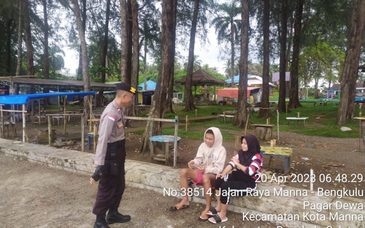 Personel Polres BS, Mengimbau Pengunjung Pantai Untuk Tidak Mandi di Tepi Pantai 