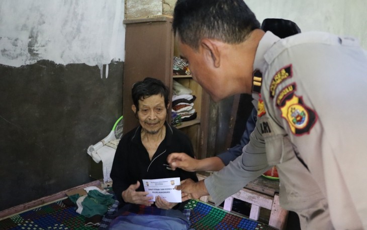 Polres Mukomuko Salurkan Zakat Fitrah Langsung Kepada Masyarakat