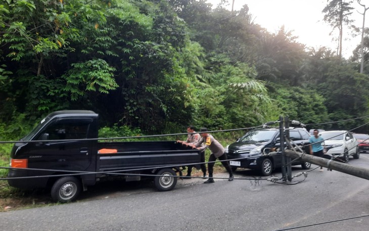 Tiang Listrik di Seluma Tumbang ke Jalan, Polsek Talo Terjunkan Personel Atur Lalin