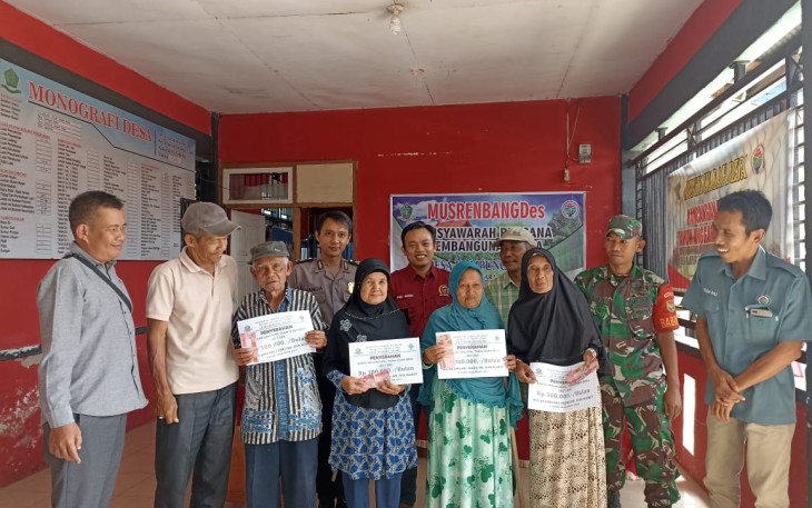 Bhabinkamtibmas Polsek Lebong Utara Hadiri Pembagian BLT DD