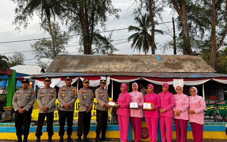 Wujud Perhatian dan Dukungan, Pengurus Bhayangkari Berikan Bingkisan Kepada Personel Ops Ketupat Nala 