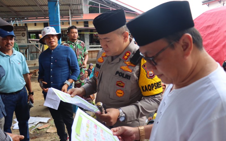 Pastikan Harga Bahan Pokok Terkendali, Kapolres BS Turun ke Pasar bersama Bupati 