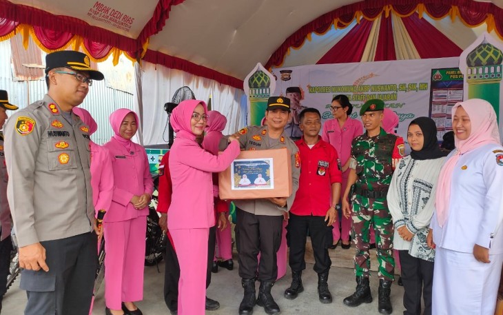 Kapolres Mukomuko dan Bhayangkari Berikan Bingkisan kepada Petugas Pos Lebaran 