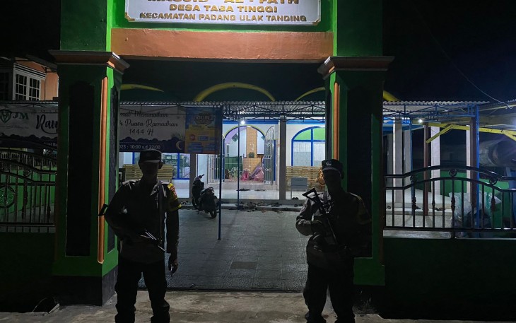 Polsek Padang Ulak Tanding Berikan Pengamanan Salat Tarawih 