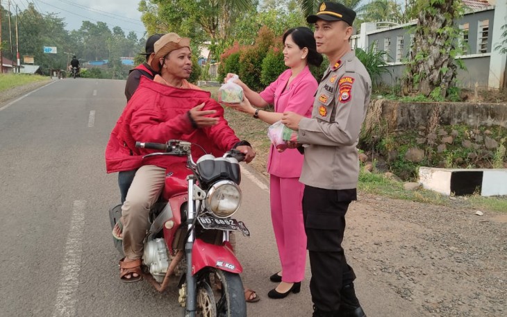 Kapolsek Giri Mulya Bersama Bhayangkari Berbagi Takjil