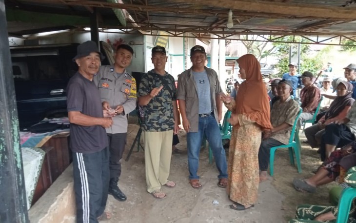 Bhabinkamtibmas Hadiri Penyaluran BLT DD di Desa Talang Donok I