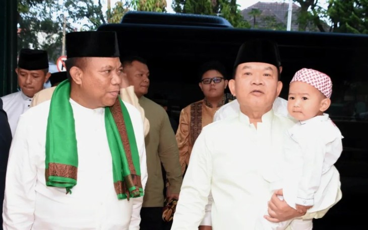 Saat Lebaran di Bandung Jenderal Dudung Gendong Cucu