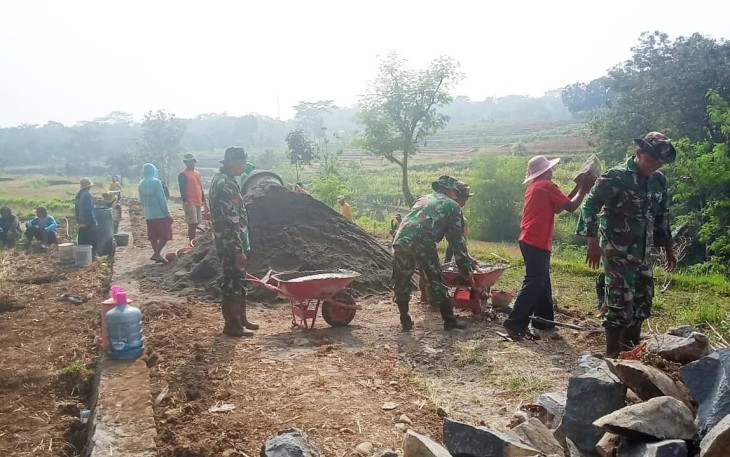  Semangatnya bapak TNI di lokasi TMMD Reg Ke-117 desa Gentungan kecamatan Mojogedang kabupaten Karanganyar