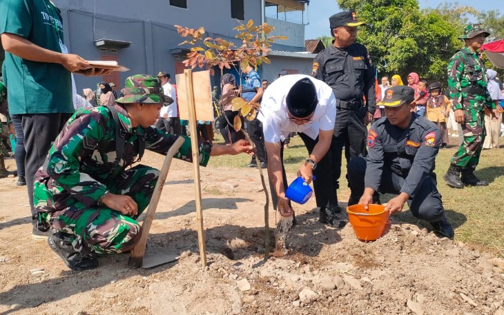 Usai upacara pembukaan TMMD Reg ke-117, Bupati Karanganyar melaksanakan tanam pohon