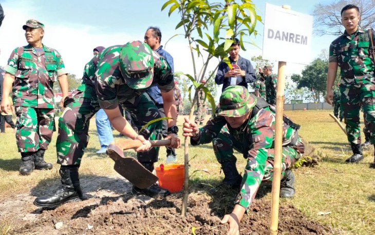 Danrem Solo melaksanakan tanam pohon seusai upacara pembukaan TMMD Reg 117