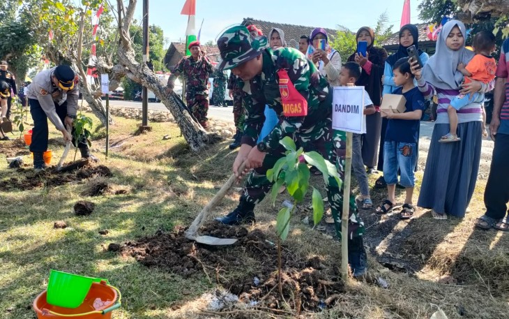 Dansatgas TMMD Reg ke-117 tahun 2023 Kodim 0727/Karanganyar melaksanakan tanam pohon usai upacara pembukaan TMMD