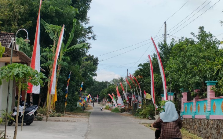 "Tampak umbul umbul terpasang di kanan kiri jalan menuju lokasi TMMD Reg ke-117 desa Gentungan kecamatan Mojogedang"