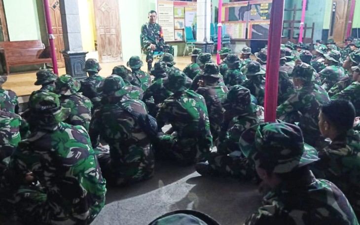 "Dansatgas TMMD Reg ke-117 Kodim Karanganyar Letkol Inf Andri Army Yudha Ardhitama, S.I.P sedang memberikan pengarahan kepada anggota Satgas TMMD"