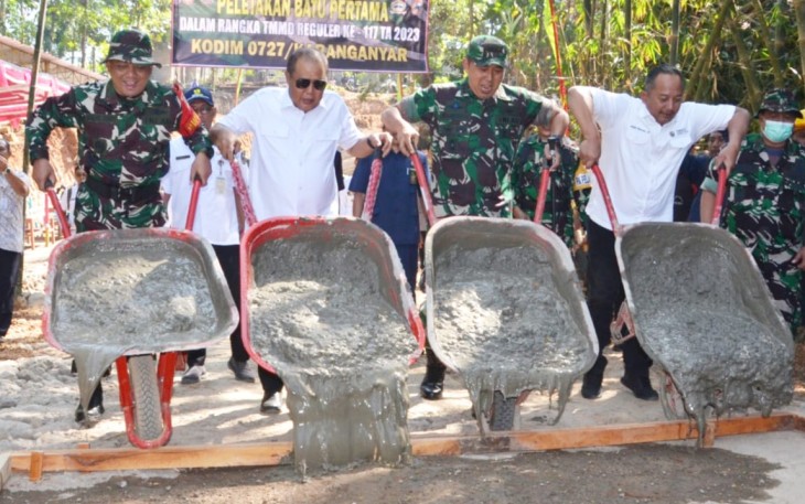 "Danrem 074/Warastratama beserta jajaran Forkopimda Karanganyar tuangkan adukan cor di lokasi pengecoran jalan"
