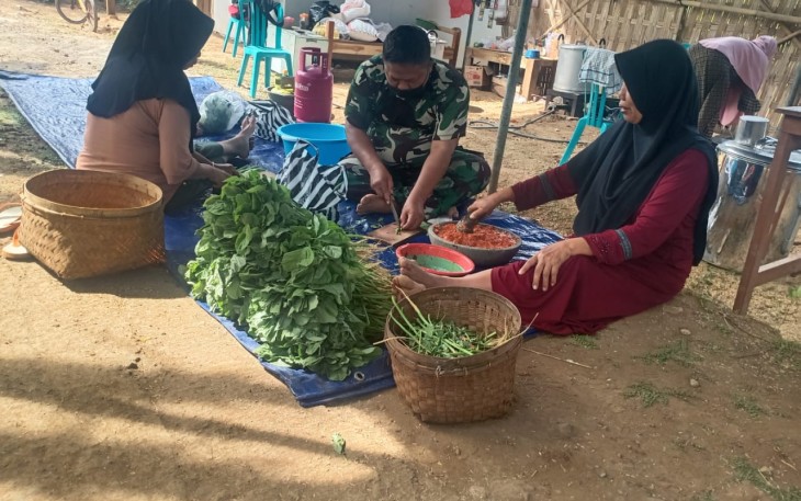 "Anggota Satgas TMMD Reg ke-117 Kodim Karanganyar membantu kegiatan ibu ibu meracik sayuran di lokasi Dapur Umum"
