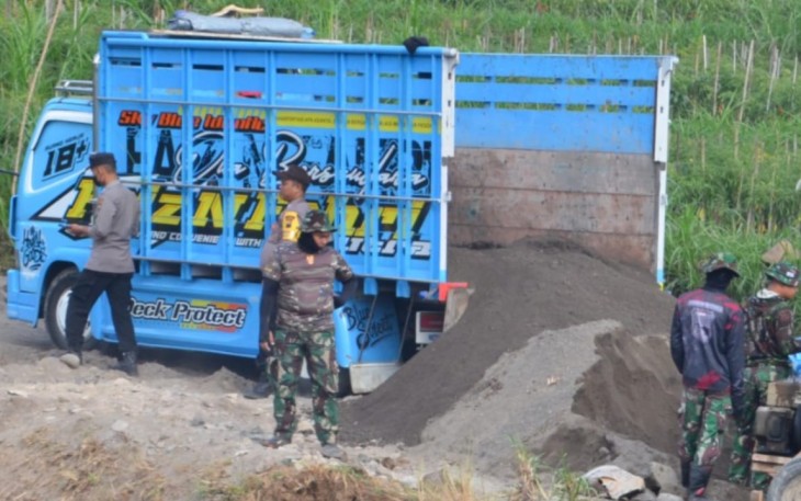 "Tampak truk pasir sedang bongkar muatan pasir di lokasi TMMD Reg 117 Kodim Karanganyar"