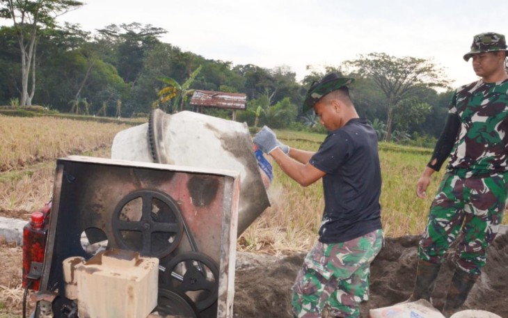 "Personel satgas TMMD Reg ke-117 Kodim Karanganyar sedang mengoperasikan molen"