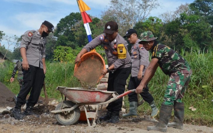 "Kompak TNI_POLRI di lokasi TMMD Reg ke-117 Mojogedang"