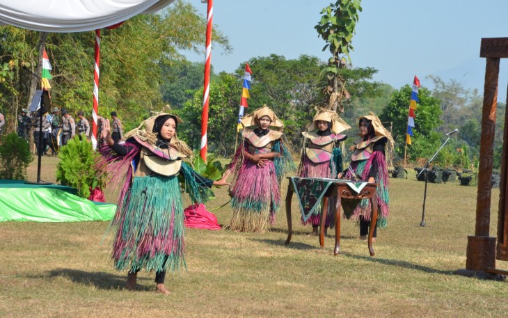"Pembukaan TMMD Reg ke-117 desa Gentungan kecamatan Mojogedang kabupaten Karanganyar makin meriah dengan hadirnya pertunjukan tari Bothoklo"