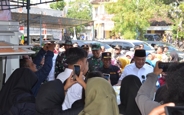 "Suasana pasar murah di lokasi TMMD Reg ke-117 Kodim 0727/Karanganyar"