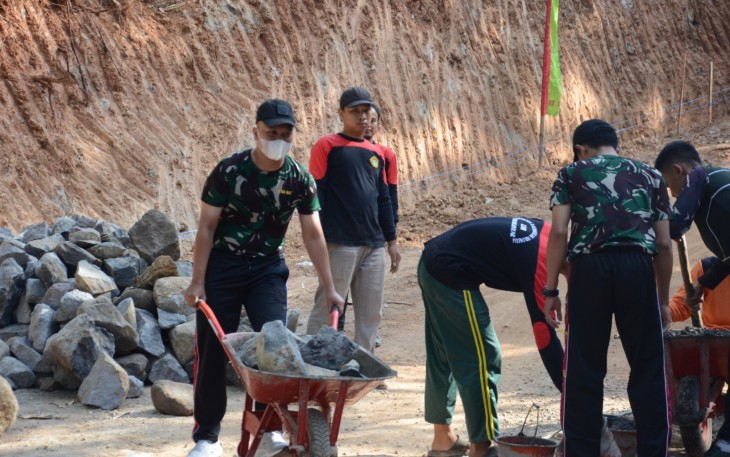 "KOMCAD turut serta batu sukseskan TMMD Reg ke-117 desa Gentungan kecamatan Mojogedang"