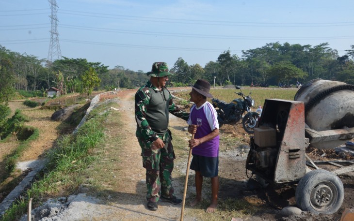 "Kakek Wagiyo sedang bersama salah seorang anggota Satgas TMMD Reg ke-117 desa Gentungan"