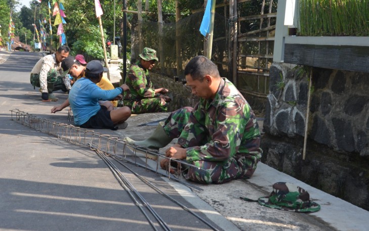 "Kebersaam satgas TMMD dengan warga desa Gentungan"