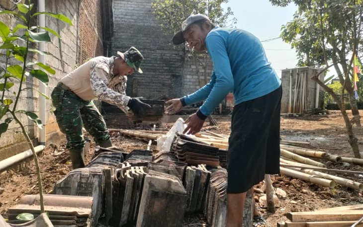 KARANGANYAR  — Selama pelaksanaan pembangunan desa oleh TNI di lokasi TMMD Kodim 0727/Karanganyar di Desa Gentungan, Kecamatan Mojogedang, hubungan antara Satgas TMMD dengan warga setempat terjalin erat. Bahkan warga menganggap mereka sebagai saudara kandung sendiri.  Tradisi tidur dan makan di rumah warga, meronda malam bareng, dan kerja bersama istirahat pun bersama sudah mulai mendarah daging ke warga. Jadi inilah yang dinamakan pembangunan non Fisik TMMD dalam membentuk karakter masyarakat.  Sekarung ta