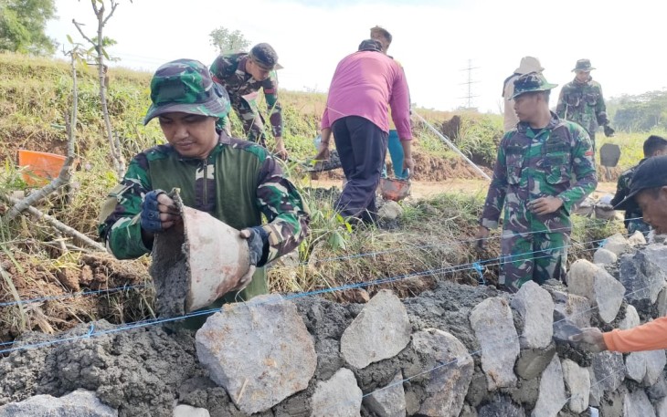 "Satgas TMMD Reg ke-117 desa Gentungan sedang membangun talud jalan sebagai sasaran fisik TMMD"