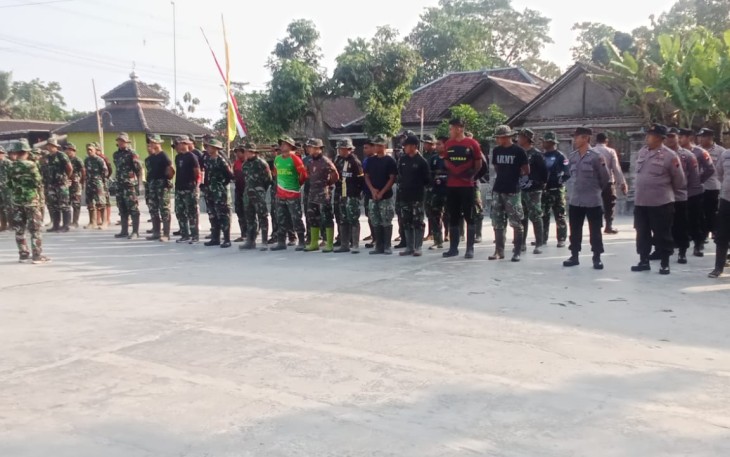 "Satgas TMMD Reg ke-117 desa Gentungan kecamatan Mojogedang sedang melaksanakan apel pagi"