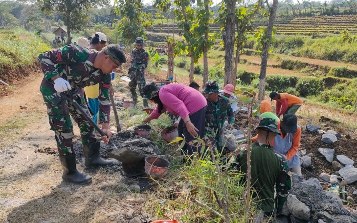 "Anggota Satgas TMMD bersama warga tampak akrab bekerja di lokasi TMMD Reg ke-117 desa Gentungan Mojogedang"