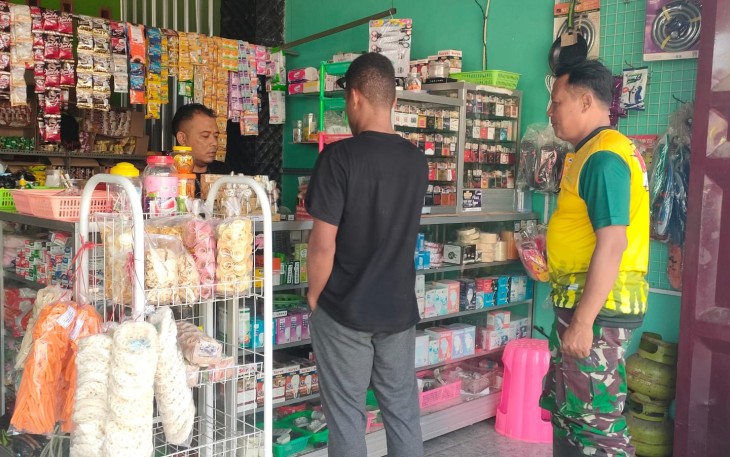 "Satgas TMMD sedang berbelanja di warung warga"