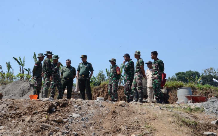 "Dandim Karanganyar Letkol Inf Andri Army Yudha Ardhitama, S.I.P meninjau pengerjaan Jembatan TMMD Reg ke-117 desa Gentungan kecamatan Mojogedang"