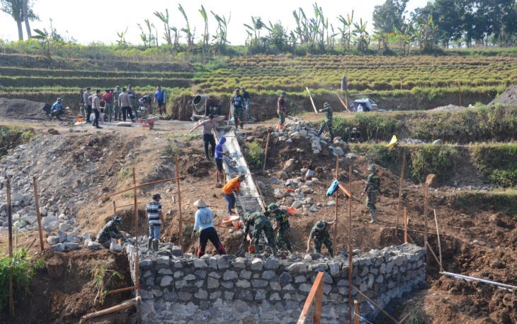 "Satgas TMMD Reg ke-117 desa Gentungan sedang mengerjakan pekerjaan jembatan"