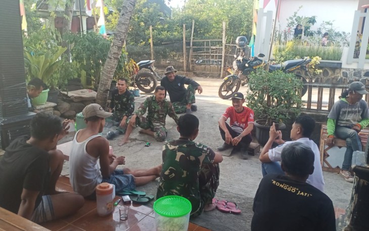 "Satgas TMMD Reg Desa Gentungan tengah ngobrol santai bersama warga diselasela istirahat"